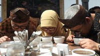 Ini pose serus Aher, ketika mencium aropa kopi yang berasal dari biji kopi terbaik di Jawa Barat. Foto: Instagram @aheryawan