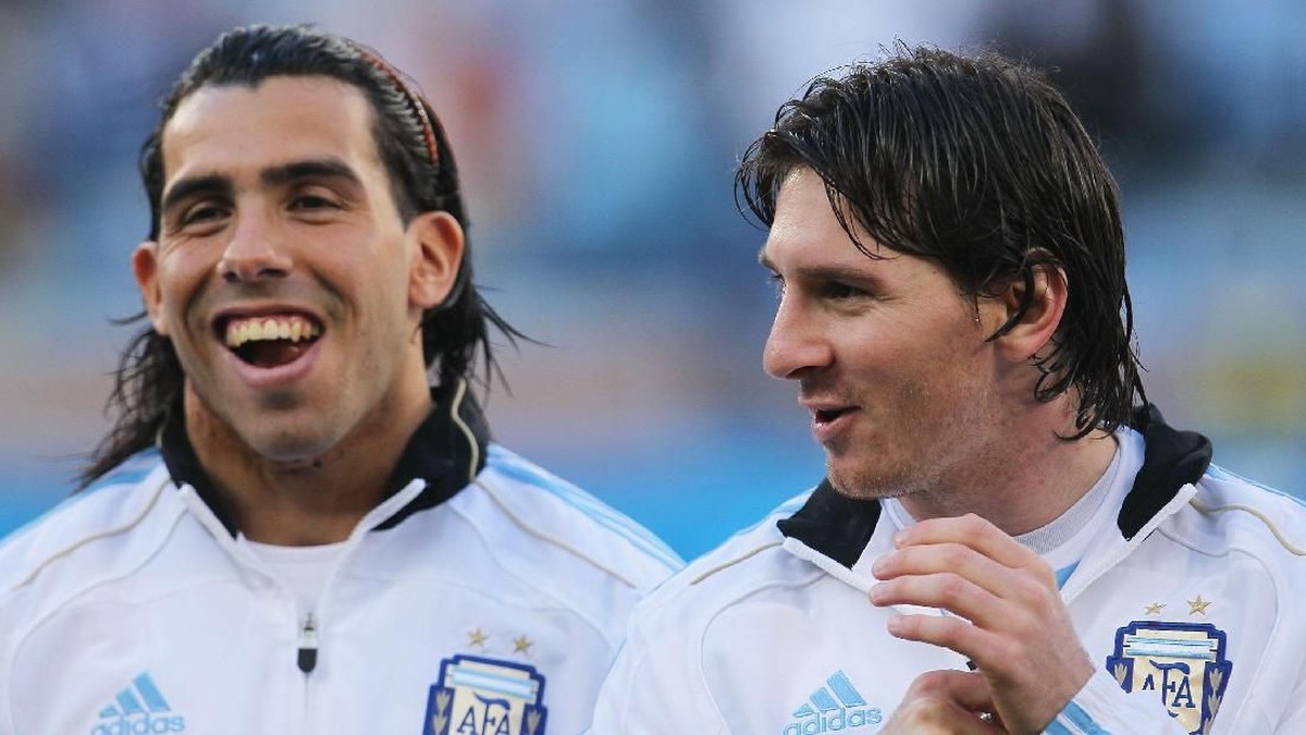 Carlos Tevez ingin bermain bersama Cristiano Ronaldo dan Lionel Messi di laga perpisahannya. (Foto: Chris McGrath/Getty Images)