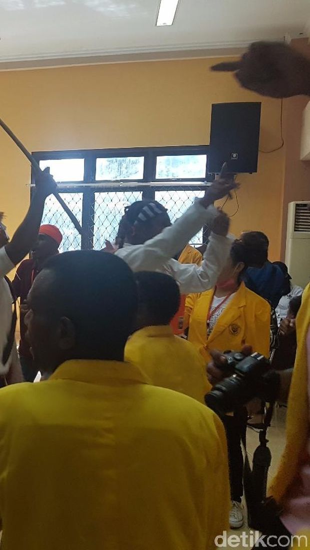 Tampak pengikat kepala yang dipakai bermotif seperti bendera bintang kejora