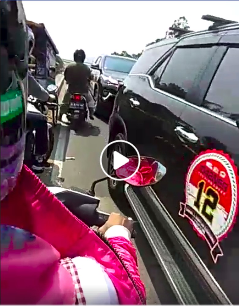 Viral! Rombongan Fortuner Lawan Arus. Foto: Screenshot Video Facebook Viral! Rombongan Fortuner Lawan Arus. Foto: Screenshot Video Facebook