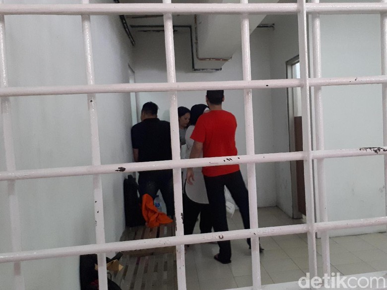 Momen Mesra Dhawiya Dipeluk Kekasih dan Ngobrol Berdua di Toilet Momen Mesra Dhawiya Dipeluk Kekasih dan Ngobrol Berdua di Toilet