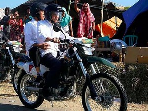 Tinjau Lombok, TGB Bonceng Jokowi Naik Kawasaki KLX