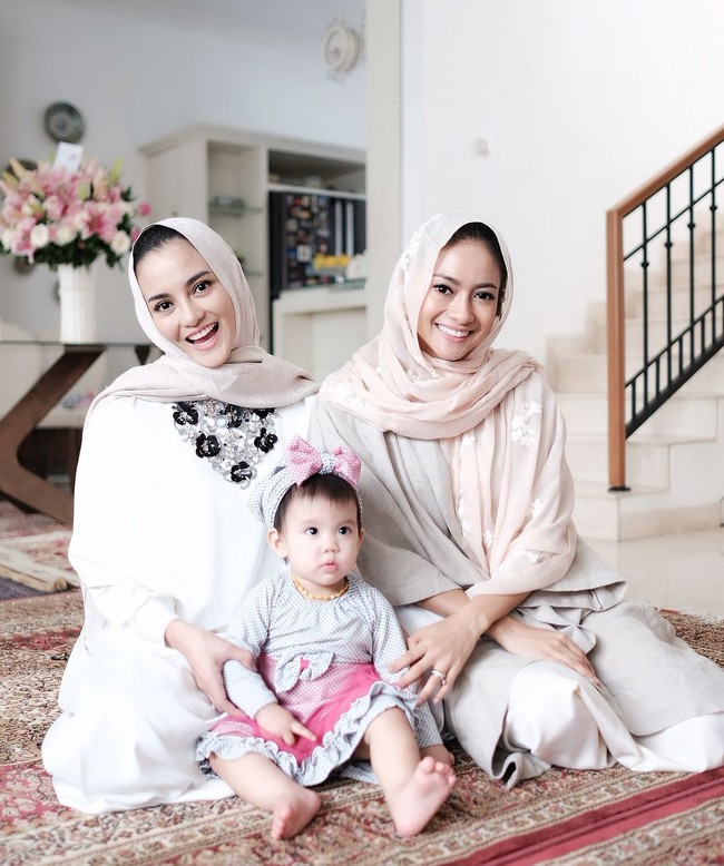 Penampilan minimalis dengan warna netral tampaknya menjadi favorit Ririn. Terlihat saat acara pengajian di rumahnya, ia memakai pashmina dan kaftan berwarna netral. Foto: Instagram Ririn Ekawati