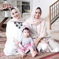 Penampilan minimalis dengan warna netral tampaknya menjadi favorit Ririn. Terlihat saat acara pengajian di rumahnya, ia memakai pashmina dan kaftan berwarna netral. Foto: Instagram Ririn Ekawati