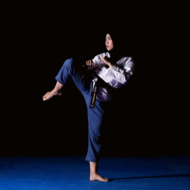 Medali ini saya persembahkan untuk ayah, ibu, keluarga, juga pelatih saya, ujar Defia kepada awak media sembari menangis haru. Saya berharap taekwondo Indonesia bisa mendunia dan semakin berprestasi lagi, tambahnya. Dengan kemenangan tersebut, ia berhak mendapatkan bonus Rp 1,5 miliar.