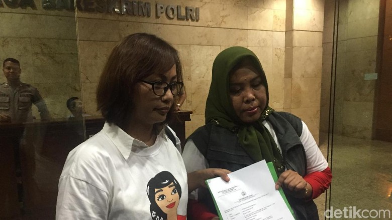 Relawan Emak Militan Jokowi Laporkan Mardani-Neno ke Bareskrim Relawan Emak Militan Jokowi Laporkan Mardani-Neno ke Bareskrim