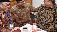 Aher sendiri sejak dulu sudah berteman dekat dengan Anies, ini pose mereka ketika menikmati teh hangat bersama. Foto: Instagram @aheryawan