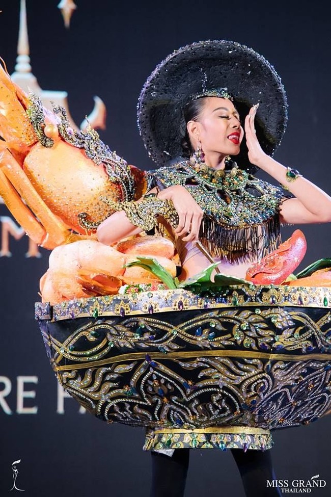 Kontestan Miss Grand Thailand 2018 berikutnya yang memakai kostum nasional unik adalah Biw Nantapak Kraiha. Wanita yang jadi pemenang 3rd runner up Miss Grand Thailand 2018 itu naik ke atas panggung dengan memakai gaun yang bentuknya mirip mangkuk. Foto: Facebook Miss Grand Thailand