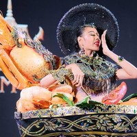 Kontestan Miss Grand Thailand 2018 berikutnya yang memakai kostum nasional unik adalah Biw Nantapak Kraiha. Wanita yang jadi pemenang 3rd runner up Miss Grand Thailand 2018 itu naik ke atas panggung dengan memakai gaun yang bentuknya mirip mangkuk. Foto: Facebook Miss Grand Thailand