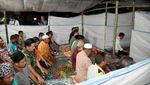 Jokowi di Lombok: Dibonceng TBG & Jadi Imam di Tenda Pengungsian