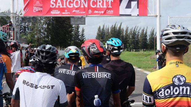 Balapan sepeda fixie jadi ajang adu kebugaran para kurir sepeda.