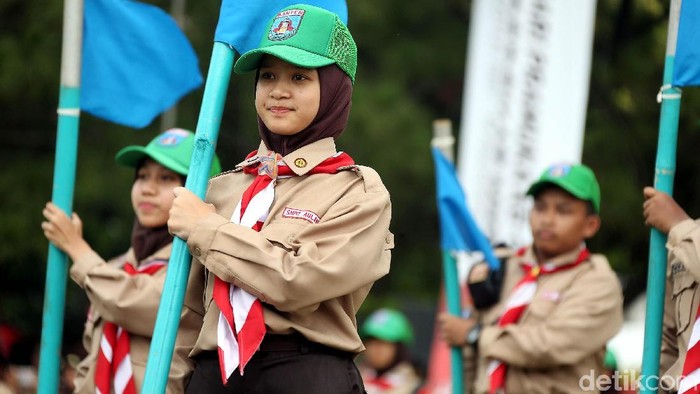 Sebanyak 350 anggota pramuka unjuk kebolehan di depan Presiden Jokowi. Mereka bermain tongkat serta bendera semapur.