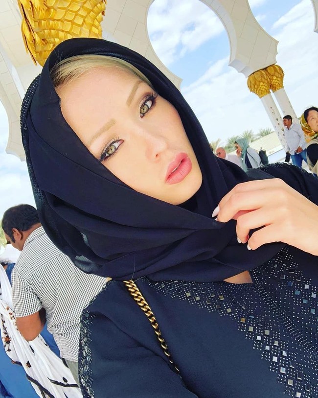 Wanita berusia 32 tahun ini juga beri balasan untuk orang-orang yang menyarankanya menahan diri dari memamerkan lekuk tubuhnya yang seksi dan berpakaian minim di foto di Instagram. Foto: Instagram