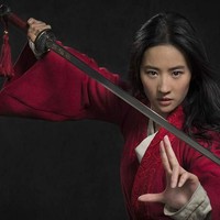 Penampilan perdana Liu sebagai Mulan, tampil fierce dengan jubah merahnya, dan pedang di tangan. Foto: Dok. Disney