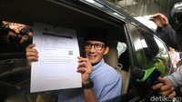 Kenaikan harga saham SRTG diikuti dengan volume transaksi yang tinggi yakni sebanyak 60.200 unit, sudah jauh di atas rata-rata volume transaksi harian yang sebanyak 27,839 unit. Maka tak ayal Sandi melaporkan kekayaannya yang ia punya sebagai pejabat negara.