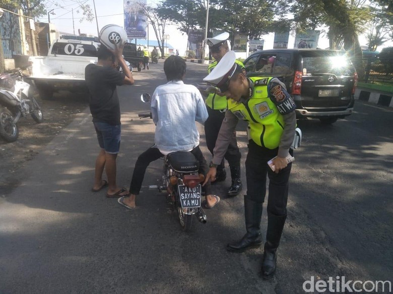 Pelat Aku Sayang Kamu DitilangFoto: Hakin Ghani/detikOto Pelat Aku Sayang Kamu DitilangFoto: Hakin Ghani/detikOto