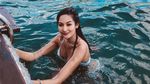 Foto: Maria Selena Leyeh-leyeh di Pantai Saja Cantik