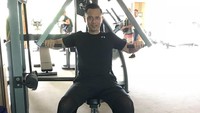 Mantan mayor Tentara Nasional Indonesia (TNI) ini melakukan latihan beban dibantu peralatan gym. (Foto: Instagram/agusyudhoyono)