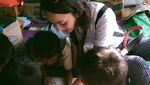 Saat Leona Agustine Bagi Tawa untuk Anak-anak Lombok