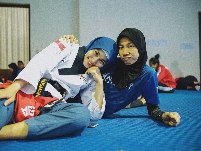 Pada saat bertanding, Defia sering terlihat memakai hijab pashmina yang dipakai secara simpel. Di kesempatan lain, ia pun mencoba memakai hijab instan untuk olahraga. (Foto: Instagram/defiarosmaniar)