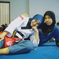 Pada saat bertanding, Defia sering terlihat memakai hijab pashmina yang dipakai secara simpel. Di kesempatan lain, ia pun mencoba memakai hijab instan untuk olahraga. (Foto: Instagram/defiarosmaniar)