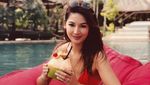 Foto: Maria Selena Leyeh-leyeh di Pantai Saja Cantik