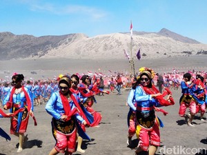 Tarian Khas Probolinggo Meriahkan Kibaran 2018 Bendera Merah Putih