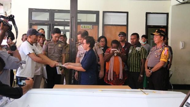 Setelah diidentifikasi, jenazah diserahkan kepada pihak keluarga