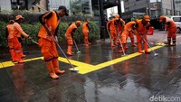 Sejumlah petugas PPSU tengah membersihkan trotoar di kawsan MH Thamrin, Jakarta, Selasa (14/8/2018).