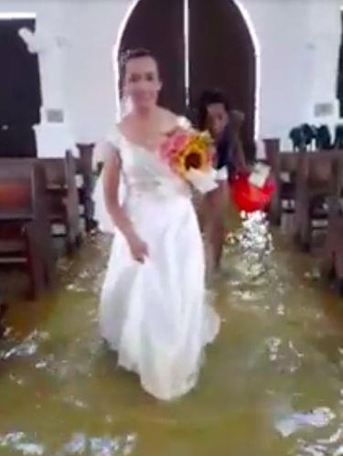 Jobel Delos Angeles tetap melangsungkan pernikahan meski gerejanya terendam banjir.