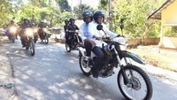 Motor yang digunakan Jokowi dan TGB adalah motor trail Kawasaki KLX 150. Motor ini memang terkenal enak dibawa medan offroad. Foto: Biro Pers Setpres