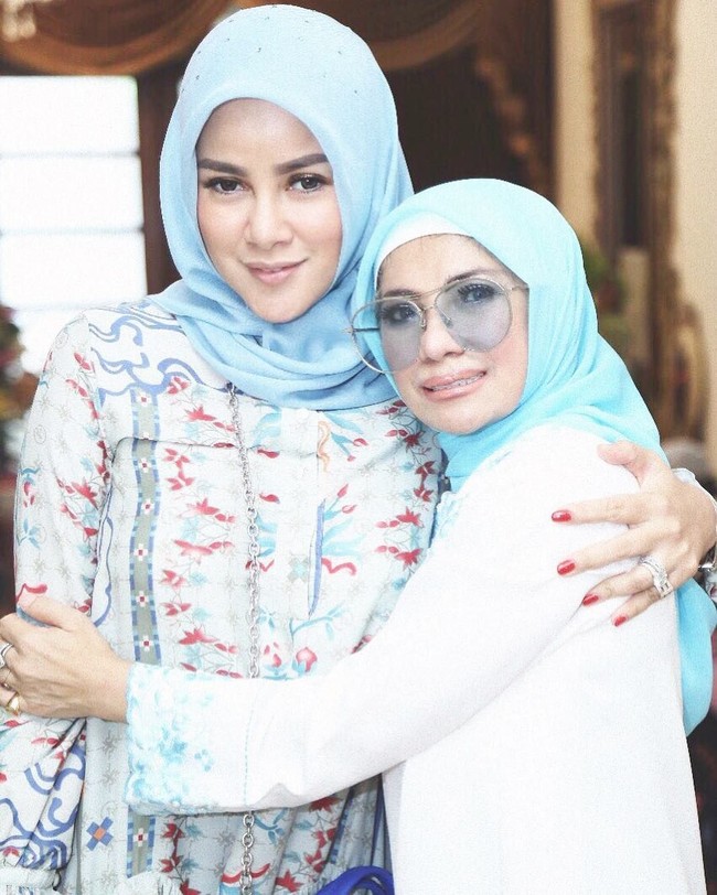 Olla Ramlan tampil memakai blouse bercorak dan bernuansa biru muda. Ia padukan busananya dengan hijab segi empat polos berwarna senada dan tas dari Balenciaga. Foto: Instagram Olla Ramlan