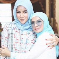 Olla Ramlan tampil memakai blouse bercorak dan bernuansa biru muda. Ia padukan busananya dengan hijab segi empat polos berwarna senada dan tas dari Balenciaga. Foto: Instagram Olla Ramlan