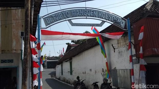 Makam Dr Tjipto Mangoenkoesoemo di Ambarawa.