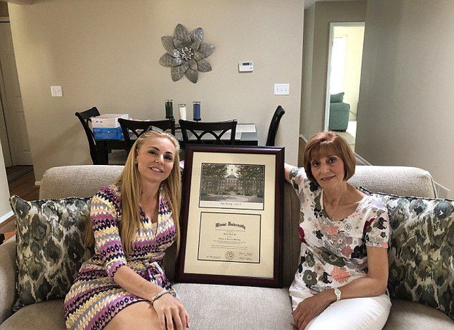 Sebelumnya Melissa Howard dengan bangga memamerkan foto dirinya berpose sambil memegang pigura yang diklaimnya sebagai ijazah diplomanya dari Universitas Miami. Namun tidak lama setelah dia mengunggah fotonya itu ke Facebook, pihak Universitas Miami memberikan bantahan. Foto: Facebook