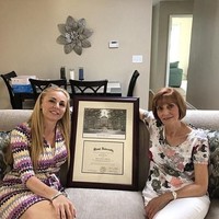 Sebelumnya Melissa Howard dengan bangga memamerkan foto dirinya berpose sambil memegang pigura yang diklaimnya sebagai ijazah diplomanya dari Universitas Miami. Namun tidak lama setelah dia mengunggah fotonya itu ke Facebook, pihak Universitas Miami memberikan bantahan. Foto: Facebook