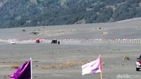 Dengan pengibaran ribuan bendera ini, warga berharap Indonesia terus maju dan berkembang/Foto: M Rofiq