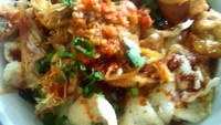 Siapa ngga ngiler lihat tumpukan topping plus sate usus bubur ini. Sambalnya bikin makin enak. Foto: Instagram @tistulis19