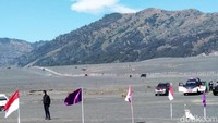 Ribuan bendera yang ditancapkan di lautan pasir ini merupakan hasil swadaya masyarakat/Foto: M Rofiq