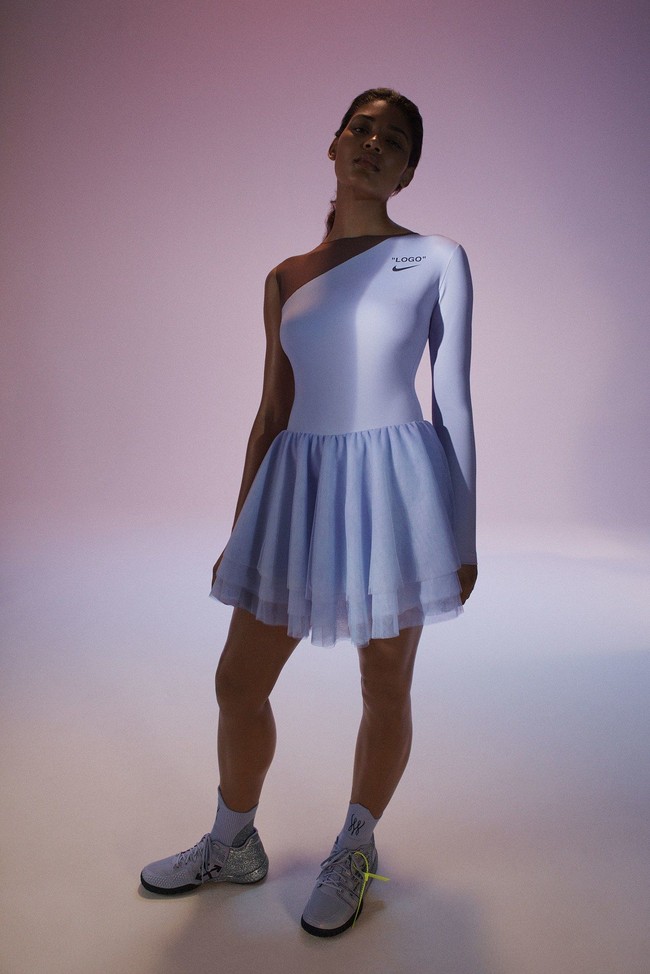 Dari tangan dingin Virgil dan timnya, terciptalah kostum tenis bergaya sporty dengan sentuhan detail feminin seperti garis leher asimetris dan rok megar berbahan tulle. Tidak ketinggalan sneakers penuh glitter yang mengilap. (Foto: Dok. Nike/Off-White)