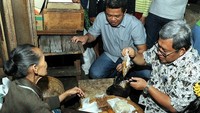 Tidak perlu kue atau makanan mahal, Aher lebih suka ngemil kue cucur yang dibelinya langsung di pasar tradisional. Foto: Instagram @aheryawan