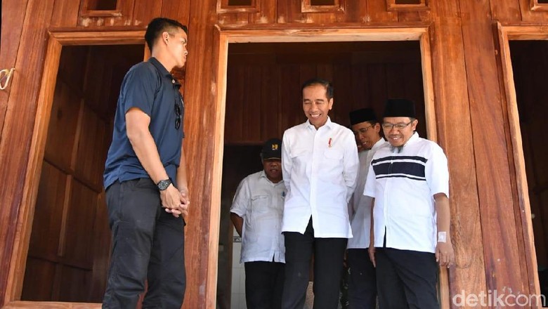 Jokowi Tinjau Renovasi Rumah Zohri di Lombok Utara Jokowi Tinjau Renovasi Rumah Zohri di Lombok Utara