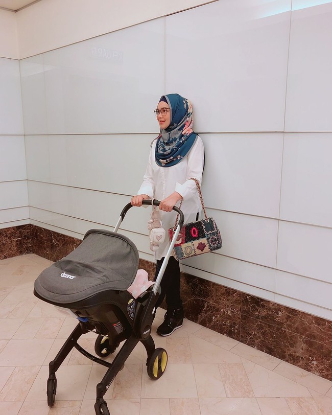 Sebagian besar netizen menghiasi halaman komentar Instagram Siti Nurhaliza dengan menyebut penyanyi ternama Malaysia itu sudah kembali langsing. Mereka pun bertanya-tanya apa saja yang dilakukan pelantun Bukan Cinta Biasa itu hingga bisa turun berat badan dengan cepat setelah melahirkan. Foto: Instagram @ctdk