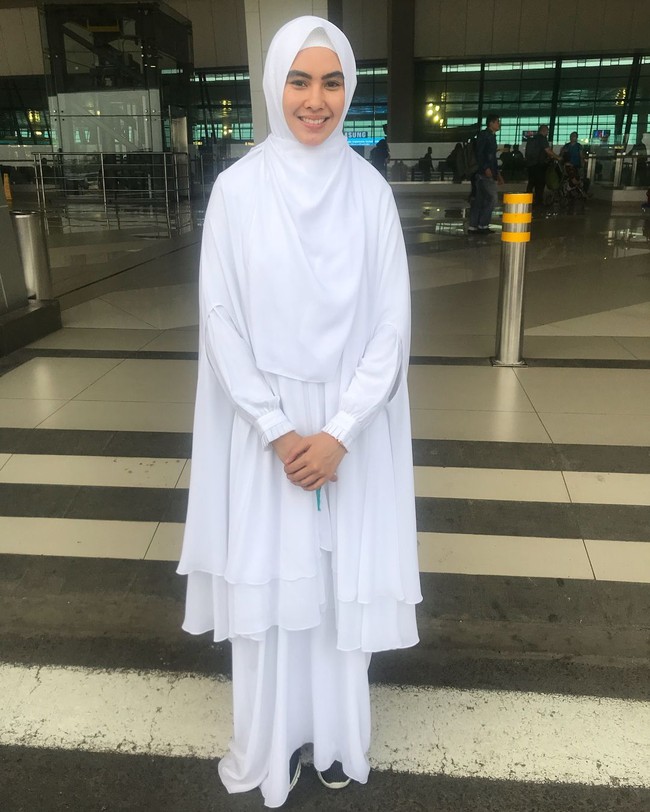 Perubahan Kartika Putri memang cukup drastis. Di awal hijrahnya, Kartika Putri sudah mantap memakai hijab syari. Kini, ia dikabarkan telah menikah dengan Ustad Usman bin Yahya. Foto: Instagram/KartikaPutriWorld