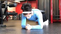 Presley juga selingi latihan fisiknya itu dengan melakukan plank. Foto: Instagram/presleykp.fit
