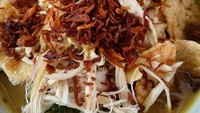 Bukan hanya kuahnya melimpah, topping suwiran ayam, bawang goreng dan kerupuk juga banyak. Ini racikan bubur ayam Cirebon di kawasan UI. Foto : Instagram @sarahrisanti