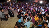 Pada malam hari, Jokowi mengadakan rapat terbatas untuk memberikan arahan terkait bantuan bagi para korban gempa Lombok. Jokowi mengharapkan bantuan kepada para korban gempa dapat segera didistribusikan dan penanganan pascagempa dapat berjalan maksimal sehingga tak ada lagi korban gempa yang belum mendapatkan penanganan pascagempa. Istimewa/Dok. Biro Setpres.