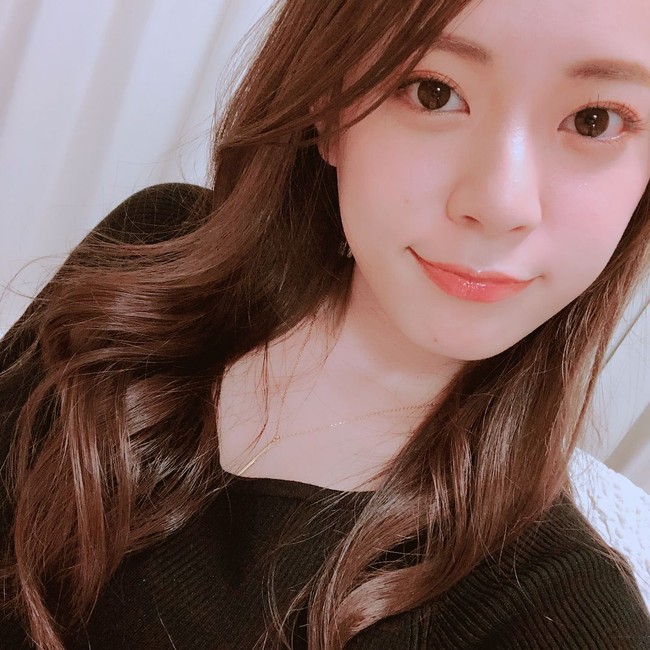 Wanita 27 tahun ini terkenal dengan tutorial makeup mengenai trik agar matanya terlihat lebih besar. Konten YouTube-nya itu ternyata langsung disukai netizen dan menjadi titik balik kariernya sebagai beauty vlogger. Foto: Instagram/@sekine.risa