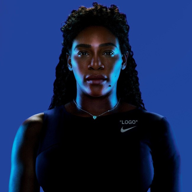 Kostum tersebut muncul secara perdana di Instagram Serena Williams,  Selasa (14/8/2018). Juara 23 kali grand slam tenis itu tampak memakai atasan bergaya tank-top sporty dengan tulisan LOGO dan logo Nike di bahu kirinya. Di keterangan foto, Serena menulis, QUEEN @off____white (Foto: Dok. Nike/Off-White)