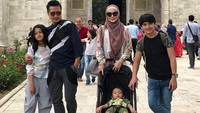 Keluarganya dan Arie Untung juga tergolong harmonis dan jauh dari berita miring. Dok. Instagram/fenitarie